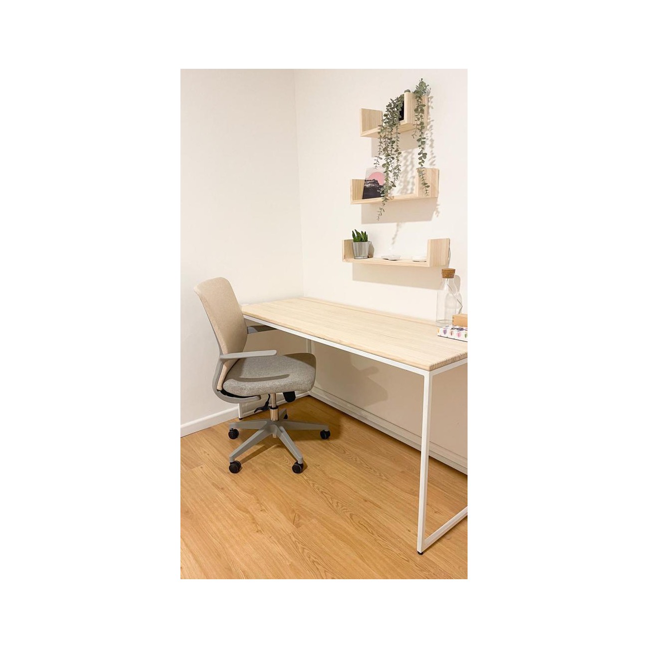Mesa con tablero de madera y patas metálicas en color Blanco