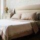 Cabecero de cama tapizado con patas de madera DEVA