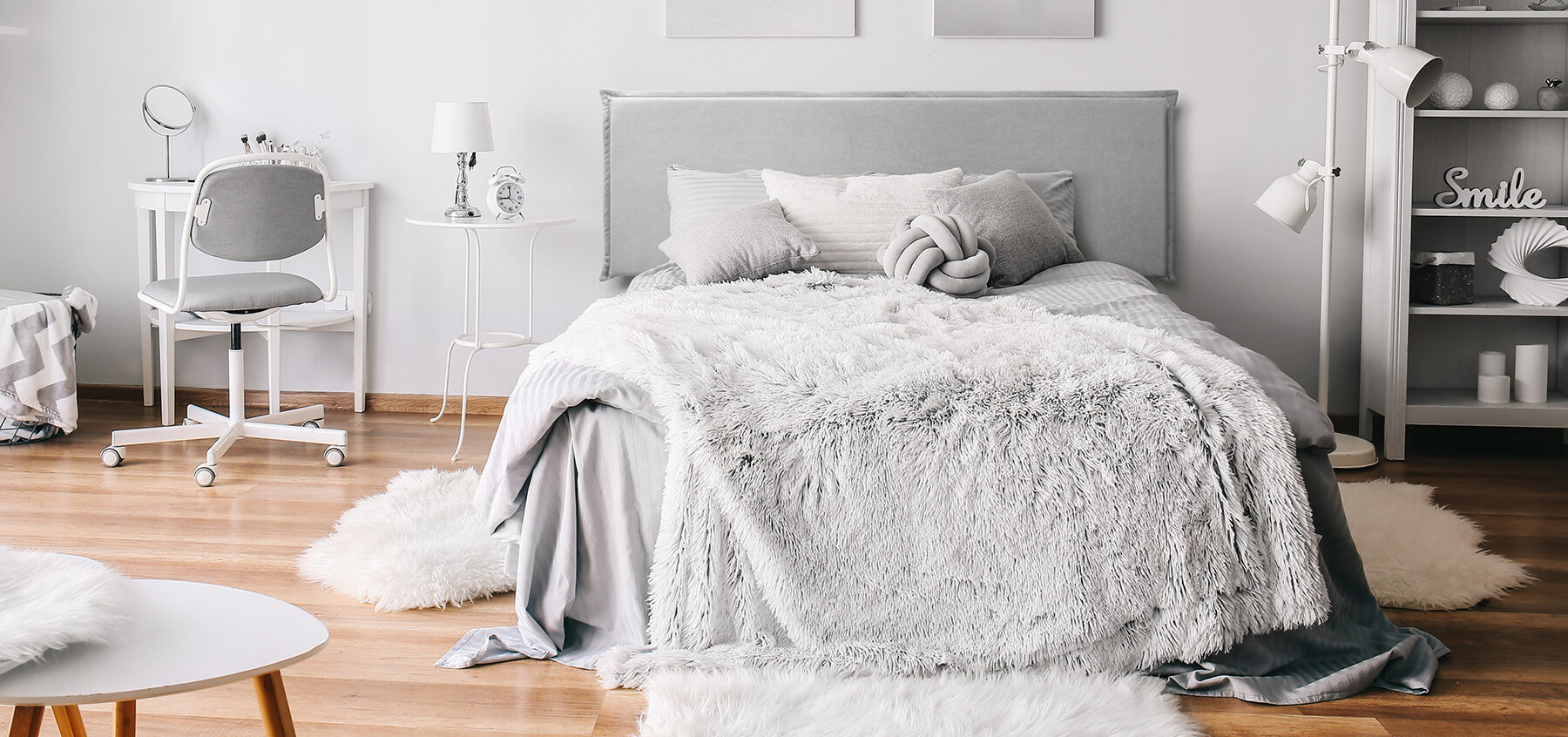 Dormitorio elegante con un cabecero desenfundable tapizado en color gris