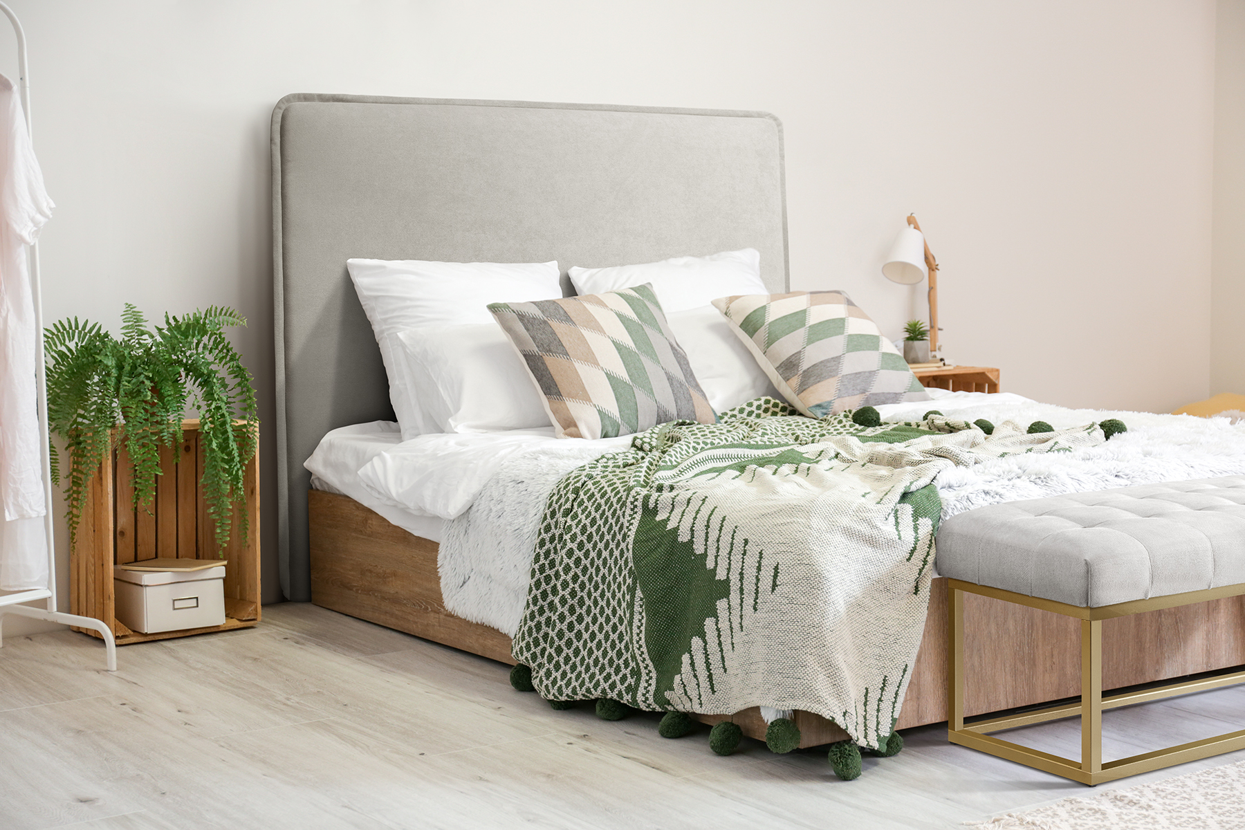 Dormitorio elegante con un cabecero desenfundable con solapas tapizado en Gris Plata