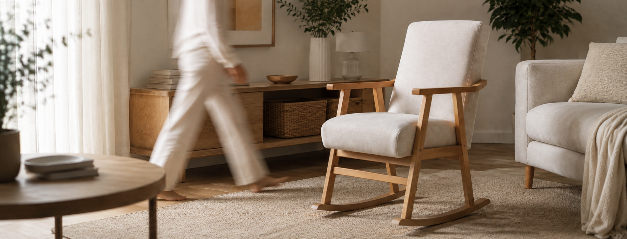 Mecedora moderna de madera y tela beige para salón Mecedora de diseño moderno en madera clara y tapizado beige en un salón luminoso